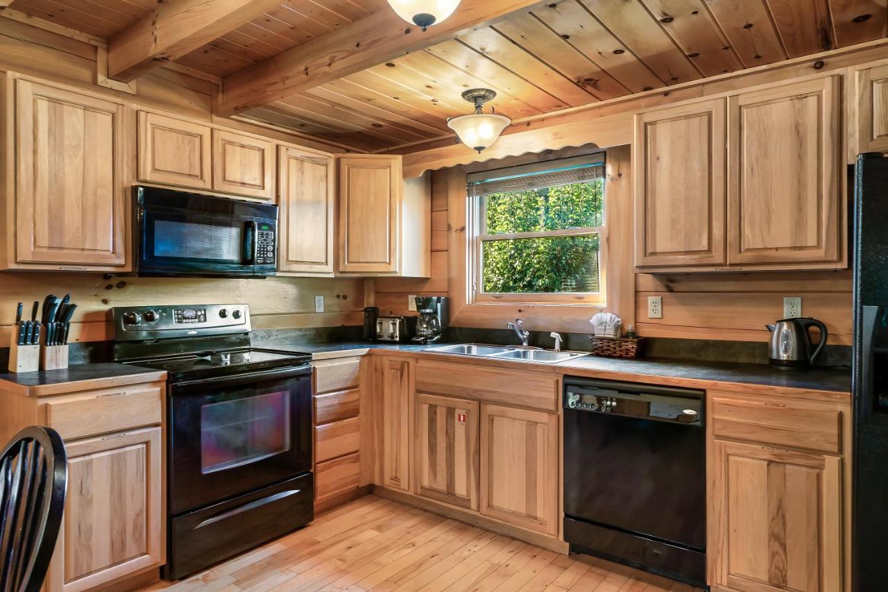Summer Sale! Pool, Sauna, View, Hottub, Game Holiday home Sevierville