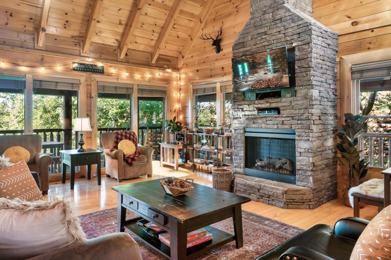 Summer Sale! Pool, Sauna, View, Hottub, Game Holiday home Sevierville