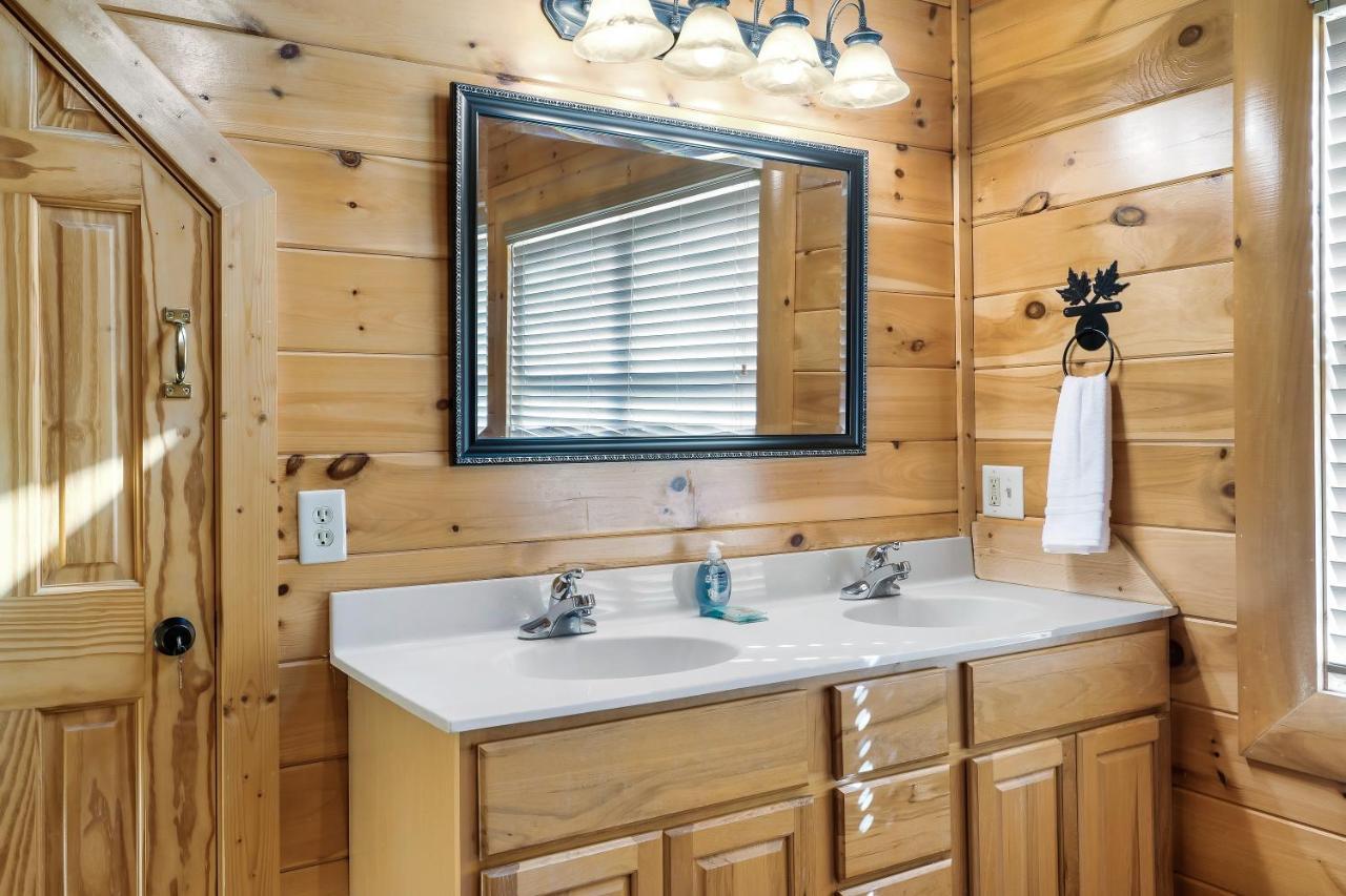 Holiday home Summer Sale! Pool, Sauna, View, Hottub, Game Sevierville